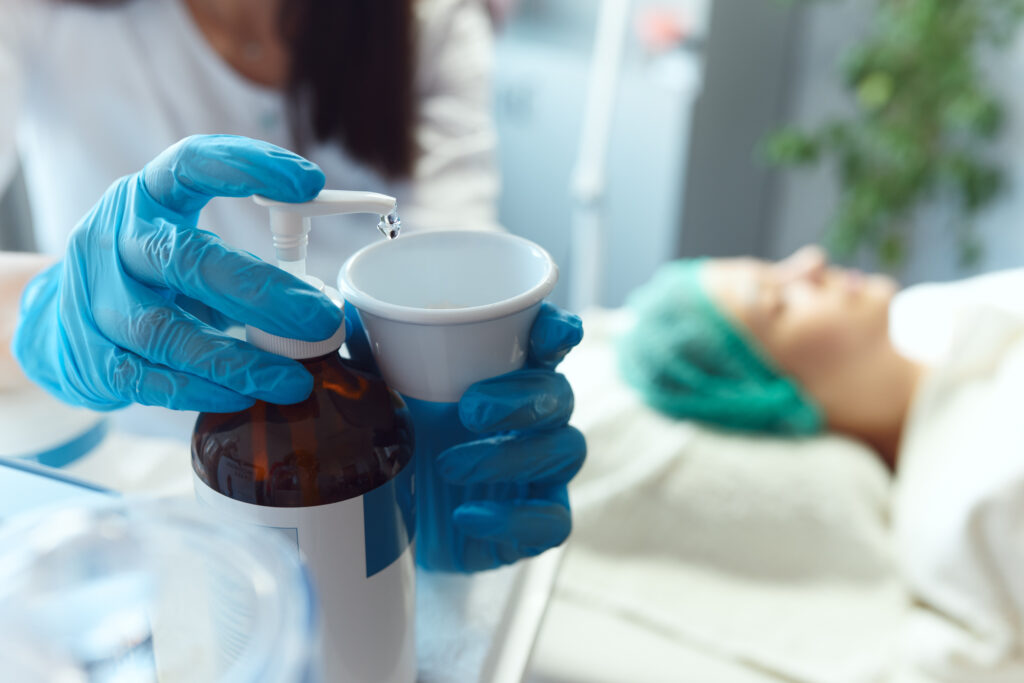 the beautician mixes cosmetic ingredients to obtai 2025 01 10 13 41 20 utc
